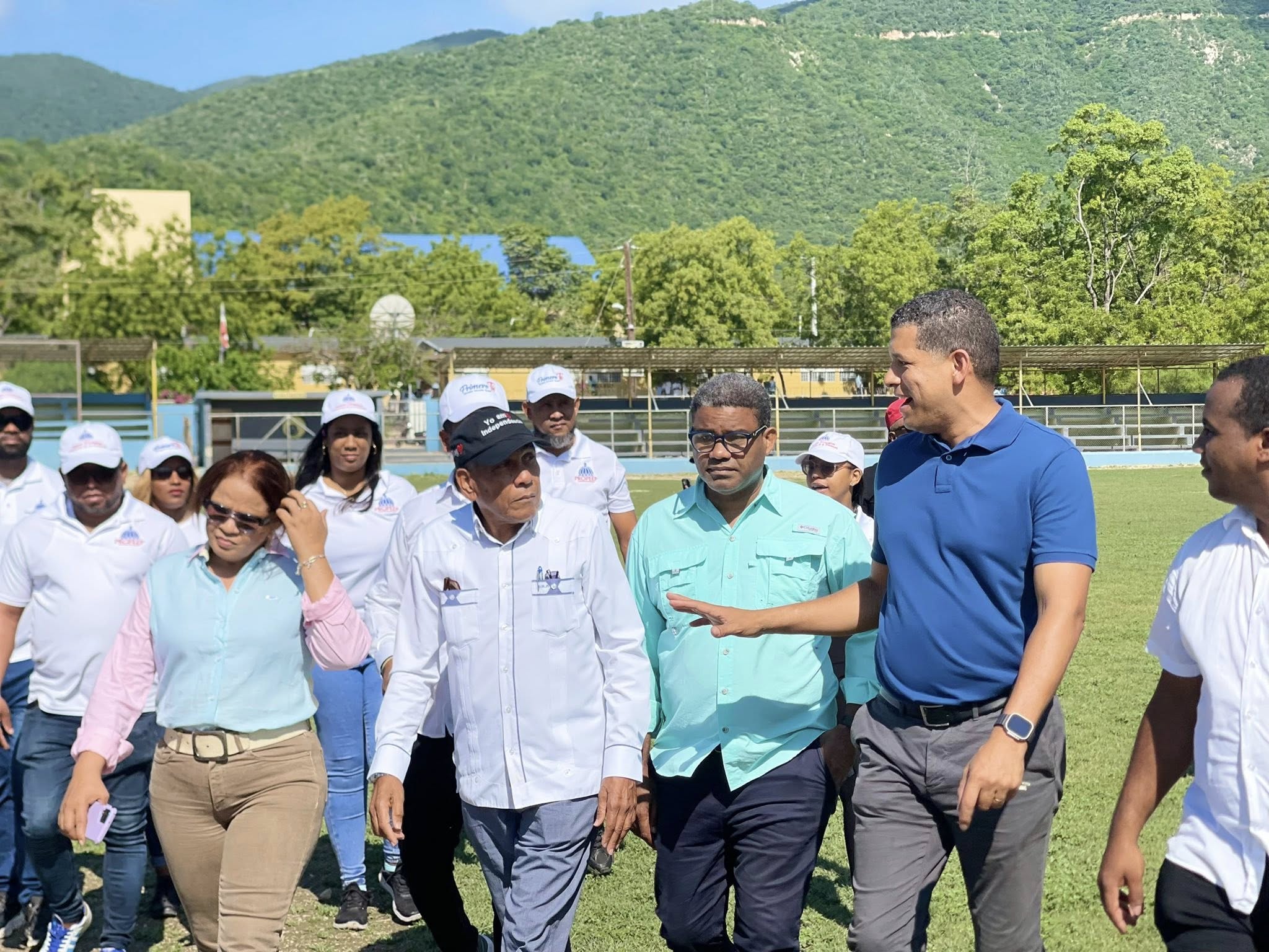 @luisabinader envía la mano amiga y solidaria de PROPEEP, llegando al municipio de La Descubierta, provincia Independencia, llevando respuestas concretas ante las situaciones provocadas por las recientes lluvias. 🤝🌧️