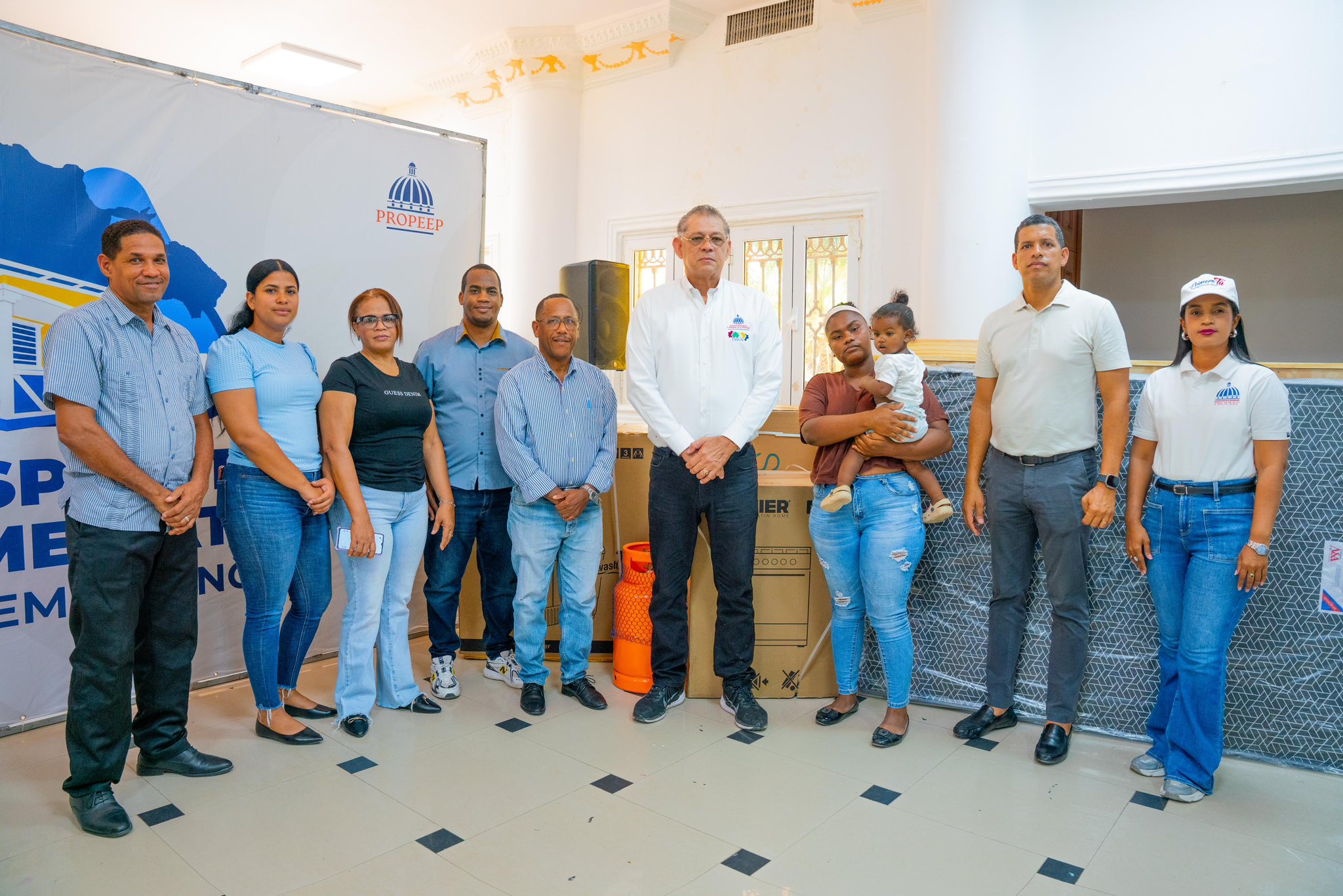 La Alcaldía, en conjunto con la Dirección General de Proyectos Estratégicos y Especiales de la Presidencia (PROPEEP), realizó una entrega de asistencia a una familia afectada por las lluvias en las comunidades de Ángel Feliz y Sabana Real.